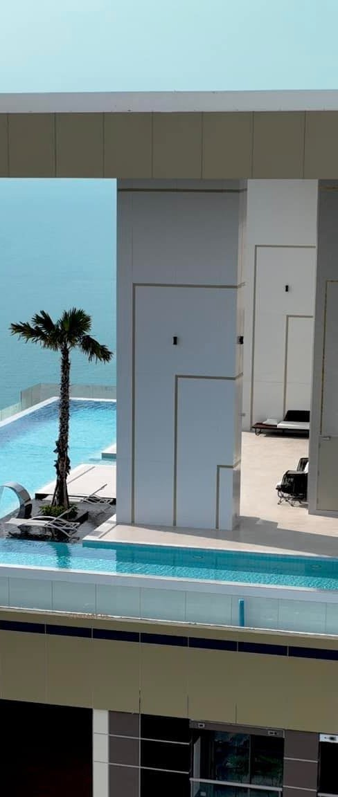 Copacabana Beach Jomtien — бассейн на крыше с видом на море